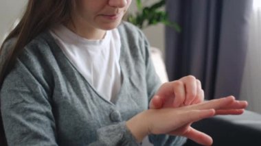 Kolundaki kaşıntı, alerji belirtileri ve kaşıntıdan dolayı kızarıklığa neden olmuş. Sağlık ve cilt bakımı sorunları. Hassas cilt alerjisi konsepti