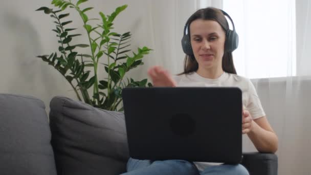 Gelukkige Jonge Vrouw 25S Hoofdtelefoon Spreken Zoek Naar Laptop Leuke — Stockvideo