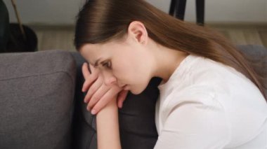 Mutsuz, genç, beyaz kadın ifadesini kapat. Problemi, zorluğu, başarısızlığı, bitkinliği, yalnızlığı, kederi ve kötü ilişkiyi düşün.