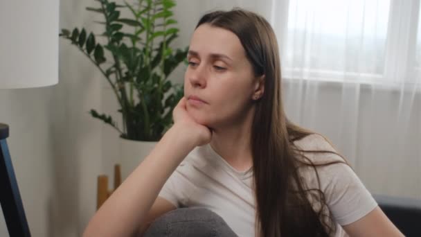 Oroande Orolig Ung Kvinna Sitter Ensam Soffan Hemma Frustrerad Förvirrad — Stockvideo