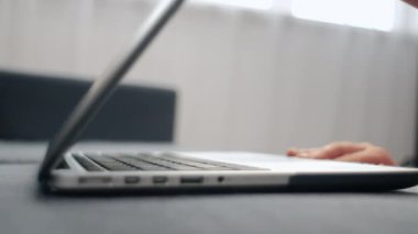 Dişi ellerin dizüstü bilgisayarda dokunduğu dokunmatik dokunmatik tuş takımı. Bilinmeyen beyaz kadın evde çalışıyor. Sosyal ağlara yorum yazıp duruyor. İş konsepti