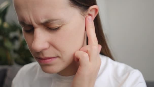病気の悲しい若い白人女性の近くに耳の痛みや痛みがあり 女性は大声や騒々しい音 炎症に苦しんでいます ヘルスケア 神経聴覚障害病 タイナトス コンセプト — ストック動画