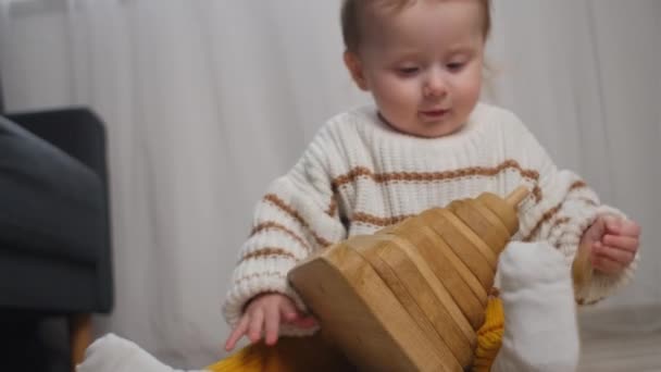 Nahaufnahme Von Kuriositäten Niedlichen Jungen Kleinkind Spielen Mit Holzpyramide Sitzt — Stockvideo