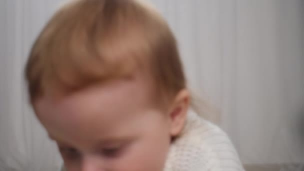 Evde Beyaz Tahta Küple Oynayan Sevimli Küçük Bebeğe Yakından Bakın — Stok video