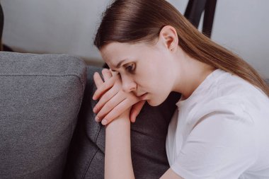 Mutsuz, üzgün, genç kadın ifadesinin üst perdesini kapatın. Problemi, zorluğu, başarısızlığı ve bitkinliği, yalnızlığı, kederi ve kötü ilişkiyi düşünün.