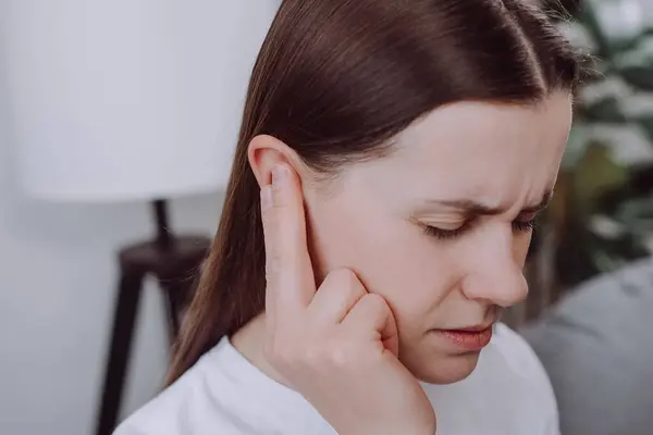 Hasta Üzgün Genç Beyaz Bir Kadının Kulak Ağrısı Kulak Ağrısı — Stok fotoğraf