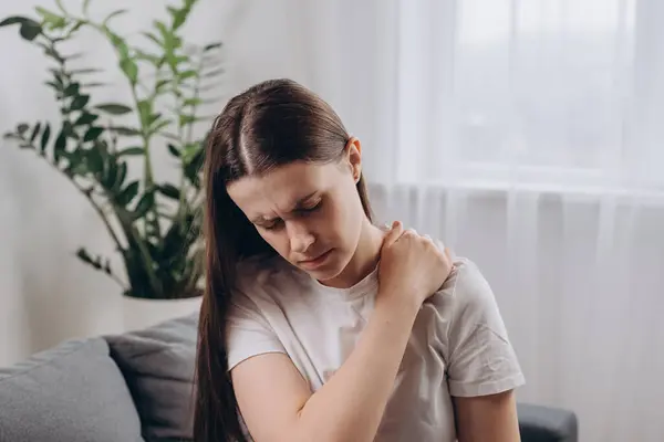 Kranke Junge Kaukasische Frau Massiert Reiben Steifen Halsschmerzen Verspannten Muskeln Stockbild
