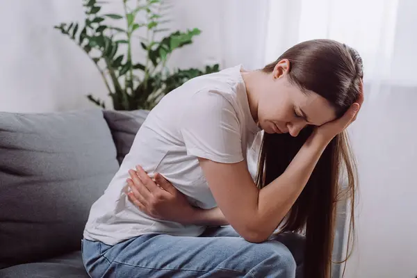 Ongezonde Overstuur Jonge Vrouw Die Lijdt Aan Menstruatiepijn Triest Meisje Rechtenvrije Stockfoto's