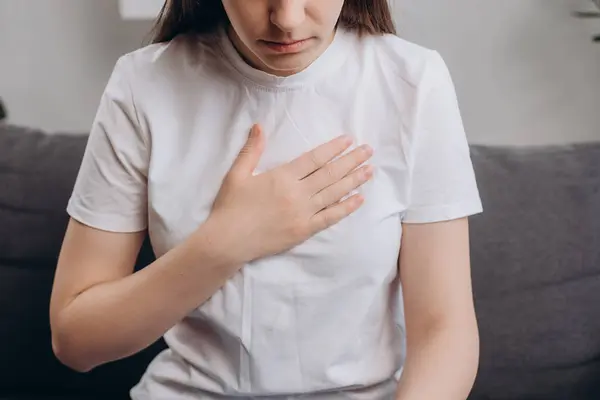 Säurererefluxkrankheit Traurige Junge Frauen Haben Symptome Gastroösophagealer Ösophagealer Magenschmerzen Und Stockbild