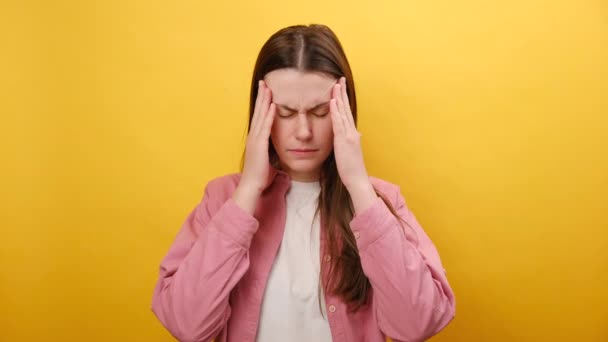 Πορτρέτο Της Συνοφρύωσης Λυπημένη Νεαρή Γυναίκα Σφίγγοντας Πονεμένο Κεφάλι Που — Αρχείο Βίντεο