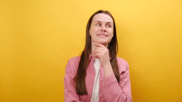 Potret Wanita Muda Yang Bijaksana Dengan Jari Telunjuk Pipi Mempertimbangkan — Stok Video