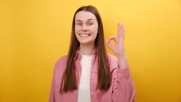 Çekici Mutlu Beyaz Yaşlarda Genç Bir Kadının Portresi Stüdyodaki Sarı — Stok video