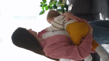 Annenin yeni doğan bebeği emzirdiği dikey video. Anne yeni doğan çocuğu emziriyor. Emzirme kavramı. Bebek yiyen anne sütü. Bebeği emziren ve besleyen genç bir kadın. Emzirme bebeği kavramı
