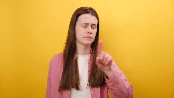 Retrato Una Joven Mujer Caucásica Con Camisa Rosa Mirando Cámara — Vídeo de stock