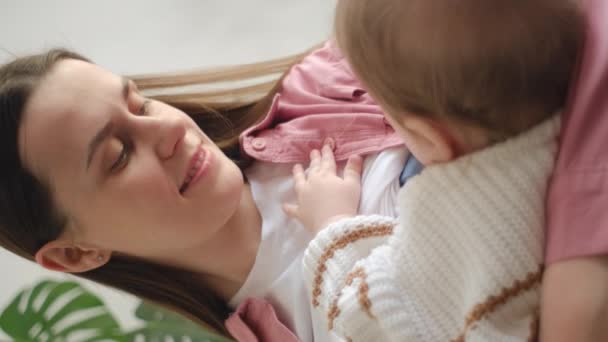 爱妈妈哺乳可爱新生儿的垂直视频 有爱心的妈妈给新生儿喂奶快乐 母乳喂养的概念 婴儿吃母亲的奶 年轻妇女哺乳和喂养婴儿 — 图库视频影像
