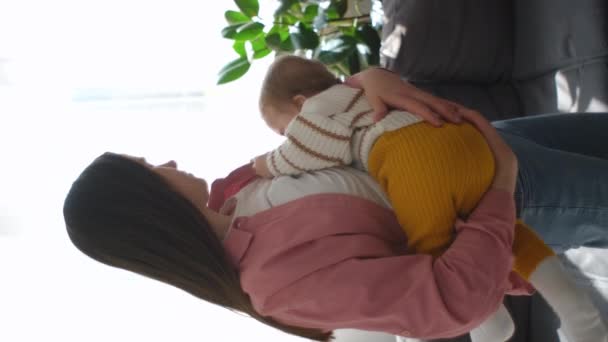 Vertikales Video Der Stillenden Mutter Eines Neugeborenen Mutter Stillt Neugeborenen — Stockvideo