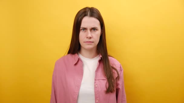 Portrét Rozzlobené Mladé Ženy Růžové Košili Stojící Hádající Někým Zaťaté — Stock video