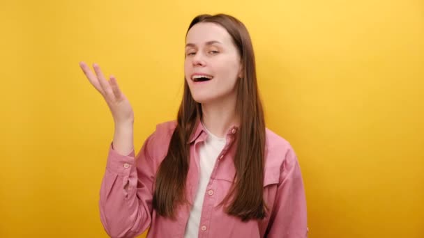 Retrato Una Joven Mujer Caucásica Emocional Camisa Rosa Mostrando Gesto — Vídeos de Stock