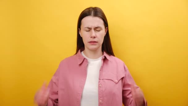 Portret Smutnej Młodej Białej Kobiety Wieku Lat Cierpiącej Migrenę Dotykającej — Wideo stockowe