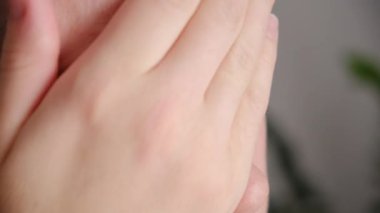 Hasta beyaz kadın hasta gözlere dokunuyor. Güçlü göz ağrısından muzdarip, sağlıksız, üzgün, genç bir kadına yakın durun. Görme sorunu. Yaralanmalar Sağlık Hastalığı Konsepti