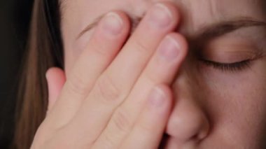 Güçlü göz ağrısından muzdarip, sağlıksız, üzgün, beyaz bir kadına yakın durun. Görme sorunu. Hasta, genç bir kadın gözlerine dokunuyor. Yaralanmalar Sağlık Hastalığı Konsepti