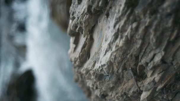 Imágenes Verticales Piedra Grande Cerca Hermosas Aguas Del Río Montaña — Vídeos de Stock