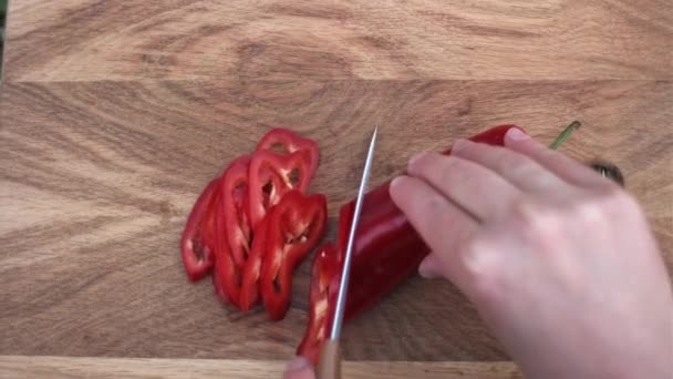 Zavřít Horní Pohled Řezání Sladké Červené Papriky Dřevěném Stole Nožem — Stock video