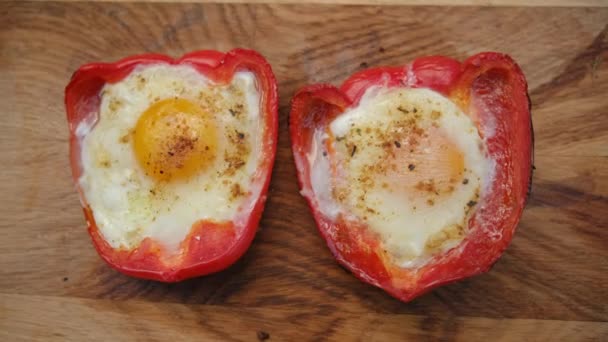Ahşap Tahtada Peynirli Yumurtalı Fırında Kırmızı Biber Ketojenik Diyet Tabağı — Stok video