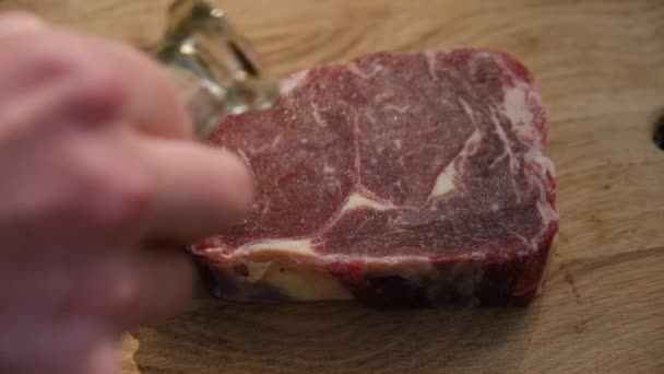 Primo Piano Cuoco Generosamente Versa Olio Sopra Carne Fresca Prima — Video Stock