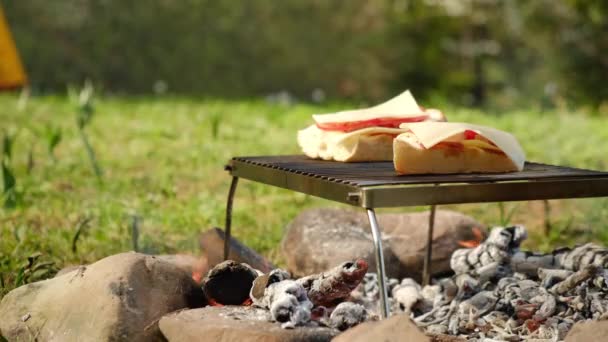 Pieczenie Bagietki Salami Cebulą Papryką Świeżymi Pomidorami Ognisku Zamknijcie Namioty — Wideo stockowe
