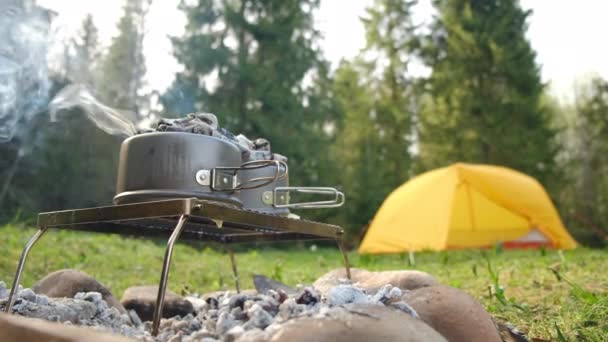 Horneando Llamas Primer Plano Macetas Camping Sobre Fuego Ardiente Cerca — Vídeo de stock