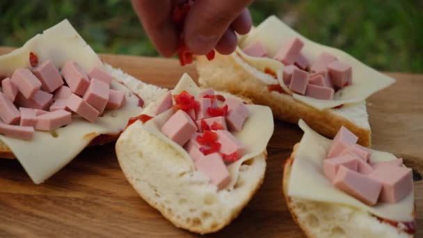 Aproape Bărbați Puneți Ardei Roșii Sandwich Cârnați Brânză Tânăr Necunoscut — Videoclip de stoc