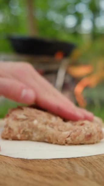 Függőleges Videó Női Kezek Hogy Taco Darált Húst Fából Készült — Stock videók