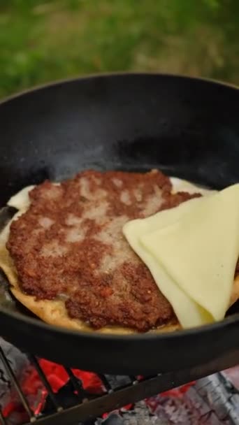 Pystysuora Video Tuntematon Nuori Nainen Ruoanlaitto Herkullisia Meksikolainen Tacoja Lihaa — kuvapankkivideo
