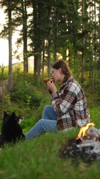 Κάθετη Βίντεο Ευτυχισμένη Νεαρή Γυναίκα Τρώει Τάκος Κάθεται Στο Γρασίδι — Αρχείο Βίντεο