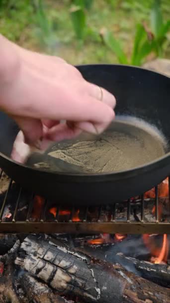 Imágenes Verticales Manos Masculinas Cocinando Tocino Cocinado Sartén Hierro Fundido — Vídeos de Stock