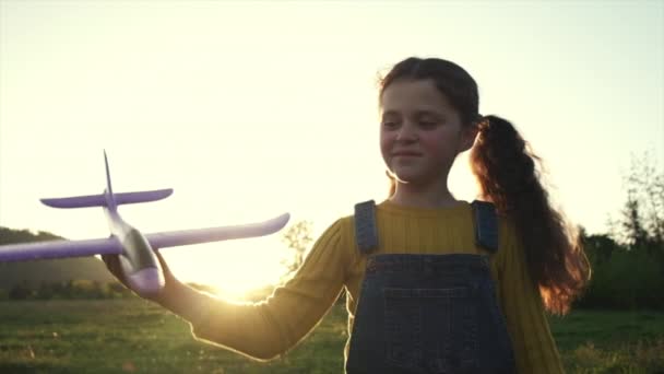 Gros Plan Adorable Petite Fille Souriante Enfant Tenant Avion Jouet — Video
