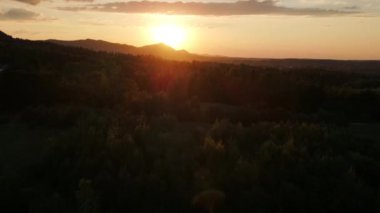 İnanılmaz sıcak gündoğumu sırasında dağların ve sonsuz yeşil ormanın insansız hava aracı görüntüleri. Gezgin şehvet anları için turistik bir yer.