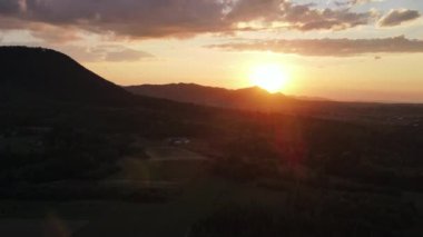 Sıcak yaz günbatımında ya da gün doğumunda güzel dağların muhteşem destansı insansız hava aracı görüntüsü. Açık hava yaşam tarzı sağlıklı ve temiz hava için. Gezgin şehvet ve doğa konsepti