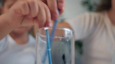 Evdeki ya da anaokulundaki tahta masada fırçayla çizim yapan iki sevimli çocuğun seçici odağı. Çocukluk ve çocuk yaratıcılığı kavramı