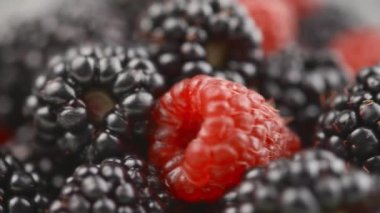 Taze kırmızı ahududuları kapatın, böğürtlenler dönüyor. Sağlıklı meyve meyveleri. Şekil sulu meyve çerezi. K vitamini yaz yemekleri konsepti. Seçici odak