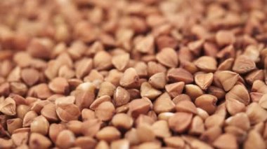 Kuru pişmemiş kahverengi karabuğday tozu yığını. Dönüşümlü karabuğday tanecikleri, sağlıklı yiyecekler, lapa konsepti. Seçici odak