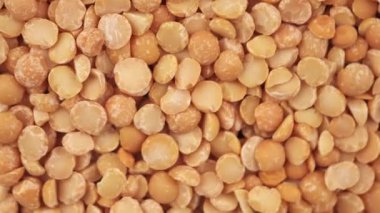 Dönüşü kapat. Kurumuş bezelyeler. Yulaf lapası pişirmek için yuvarlak sarı bezelyeler, pişirmeden önce saçılmış çiğ bezelyeler. Sağlıklı gıda konsepti