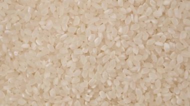 Çemberde dönen pirinç tanelerinin üst görüntüsü. Asya Çin Tayland Japon geleneksel Hint yemekleri