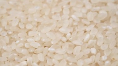 Daire şeklinde dönen pirinç tanelerini kapatın. Asya Çin Tayland Japon geleneksel Hint yemekleri