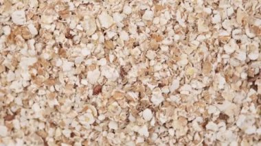 Yulaf gevreklerinin üst görüntüsünü kapat. Granola yulaf gevreği. Diyet ve kilo kaybı için sağlıklı vegan sabah yemeği. Gastronomi konsepti, organik gıda. Yulaf tanelerinden kahvaltı, yulaf ezmesi.