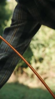 Macera dolu çadır kuran, seyahat eden ve parkta tatil yapmak için doğada dinlenen bir gezginin dikey videosu. Barınak, güvenlik ve kamp alanı, yürüyüş ve açık hava tatili konsepti