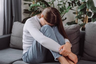Depresyondaki genç beyaz kadın ifadesi problem, zorluk, başarısızlık ve bitkinlik, yalnızlık, üzüntü ve kötü ilişkiden muzdarip olma hakkında düşünmekle yüzleşir.