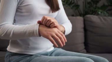 Dermatoloji konsepti. Atopik atopik alerjik reaksiyonu olan beyaz bir kadın, kolunda böcek ısırıkları, kaşındıran bir el, kaşındıran kırmızı bir nokta ya da deri döküntüsü. Sağlık hizmeti, güzellik tedavisi