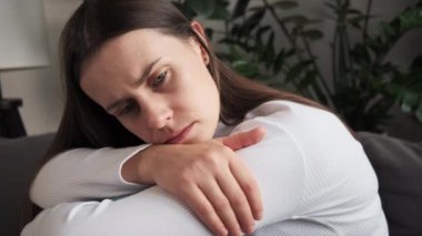 Depresyondaki genç kadın ifadesi problem, zorluk, başarısızlık ve bitkinlik, yalnızlık, keder ve kötü ilişkiden muzdarip olma, ayrılık kavramını düşünmekle karşı karşıya.